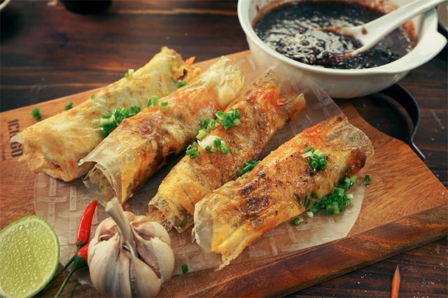 Bánh tráng cuốn dẻo là một món đặc sản nổi tiếng ở Phan Thiết
