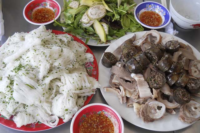 Bánh hỏi Đồng Khánh thường được ăn kèm với miếng chả cá, lòng heo và chút tóp mỡ