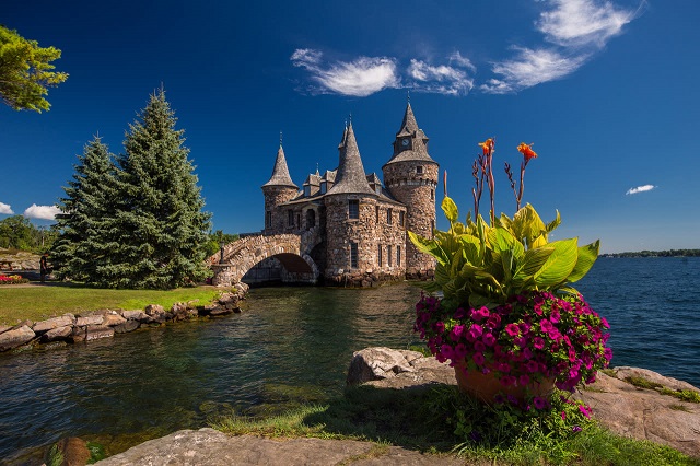 Boldt được biết đến là một trong những tòa lâu đài có cảnh quan bao quanh đẹp nhất ở Mỹ