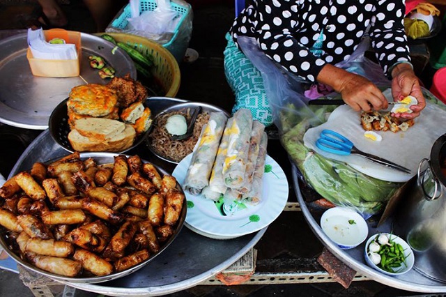 Nhiều hàng ăn ở Phan Thiết thường bán nhiều món kết hợp gồm chả giò cá, bánh cuốn