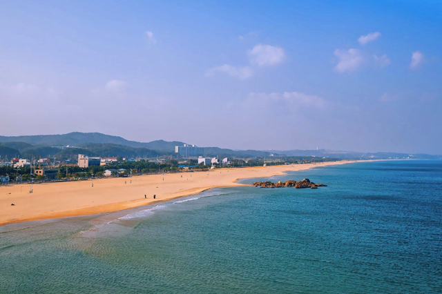 Trong mùa hè, Bãi biển Hajodae là một trong những điểm nóng du lịch thu hút du khách ở Yangyang